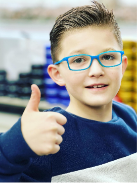 Tevreden jonge klant met nieuw kinderkapsel bij Kapsalon Nijkerk